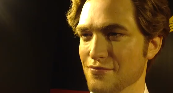 a estátua de Robert Pattinson no Madame Tussauds de Hong Kong