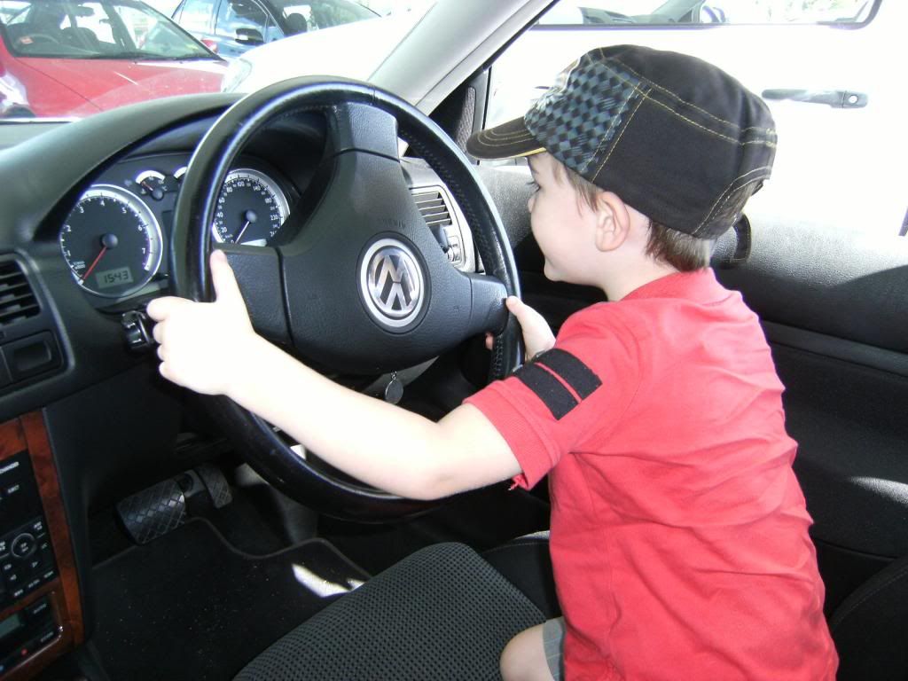 http://i1202.photobucket.com/albums/bb364/Jeff_Walsh/2009%20VW%20Photos/XanderinCathyscar-2-4-11.jpg