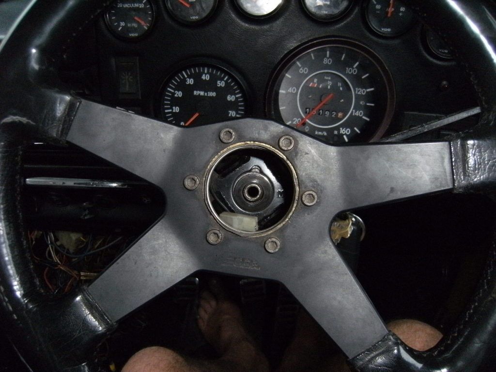http://i1202.photobucket.com/albums/bb364/Jeff_Walsh/General%20VW%20photos/Steeringwheelbosboltpattern.jpg