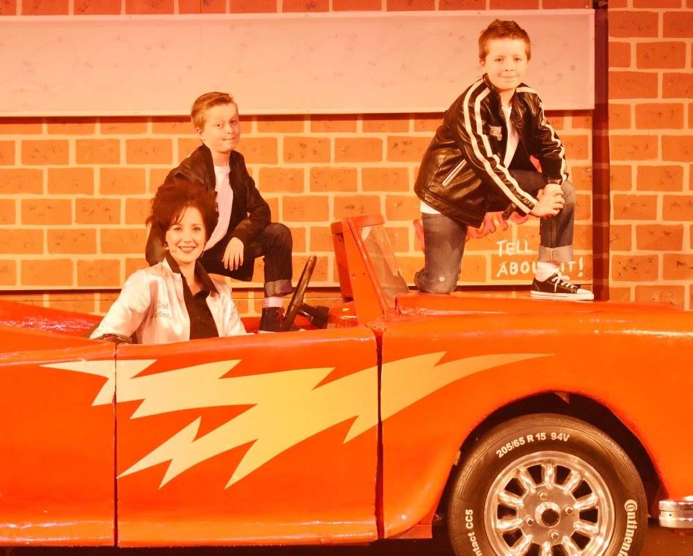 http://i1202.photobucket.com/albums/bb364/Jeff_Walsh/Greased%20Lightning%20-%20with%20the%20cast%203.jpg