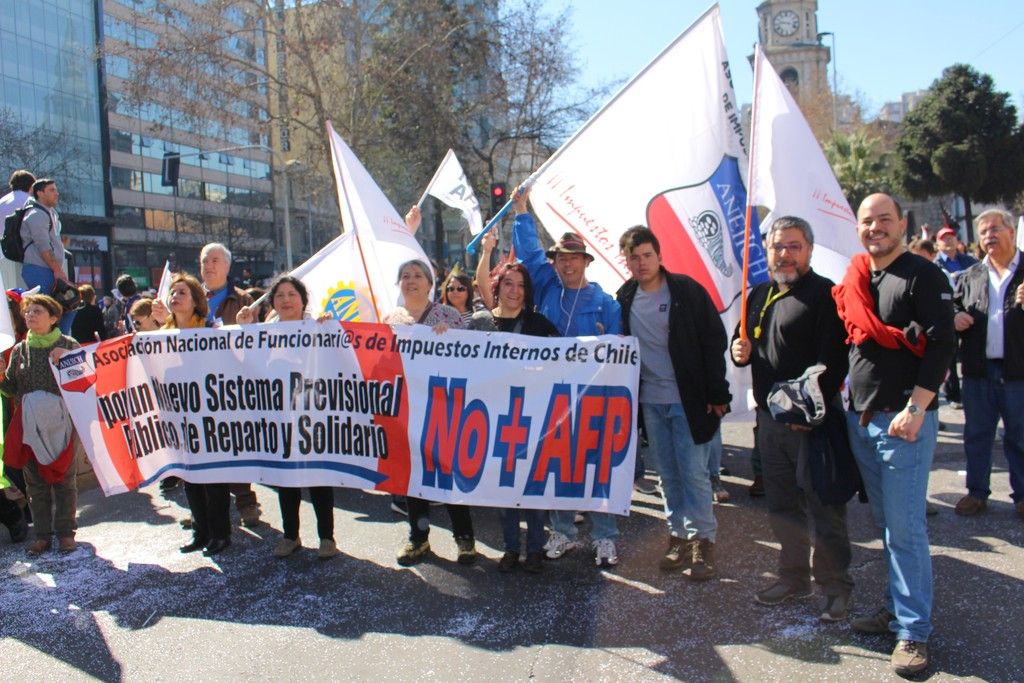 Trabajadores del SII marchan para pedir fin al actual sistema de pensiones Trabajadores del SII marchan para pedir fin al actual sistema de pensiones