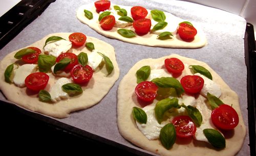 Pizzat menossa uuniin
