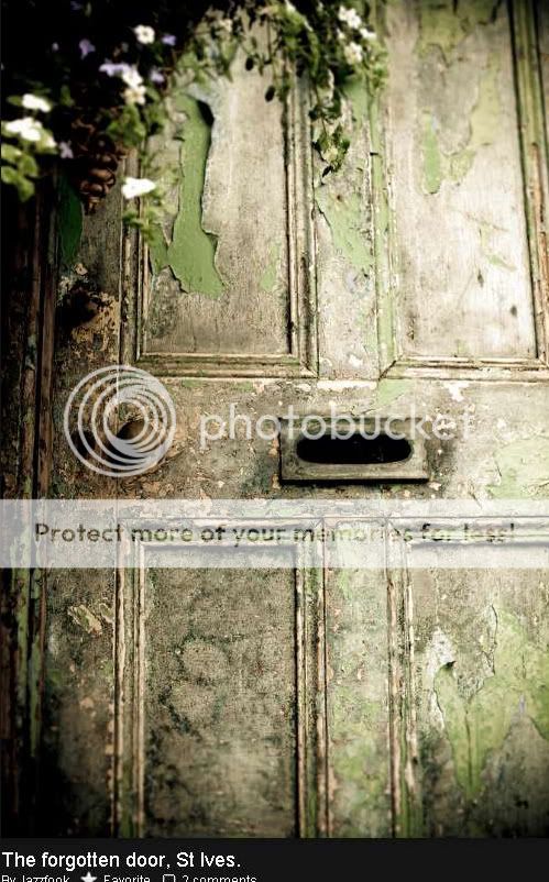 Forgotten door. Старая дверь с люком для глаз.